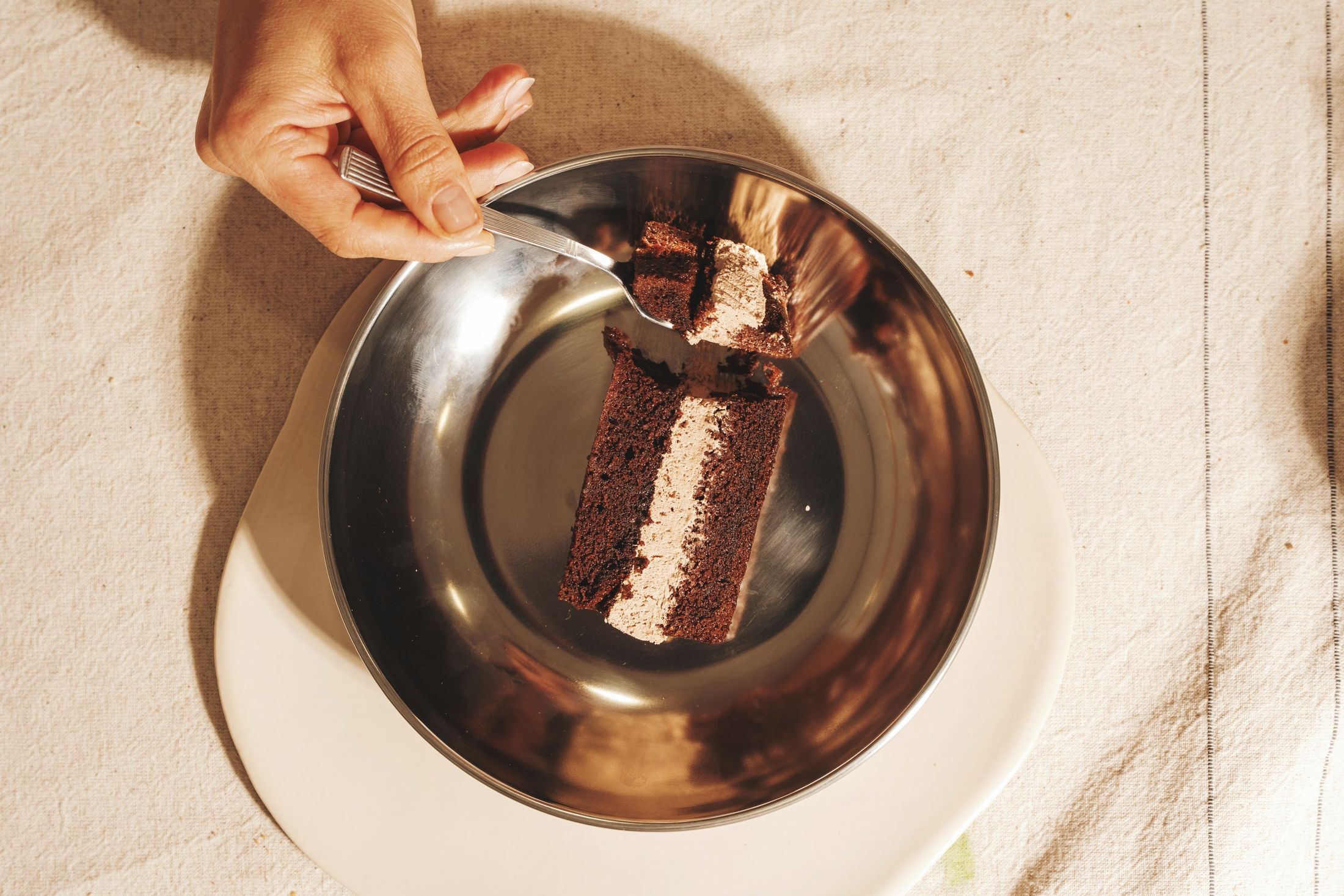 Fatia de bolo de chocolate numa taça de metal
