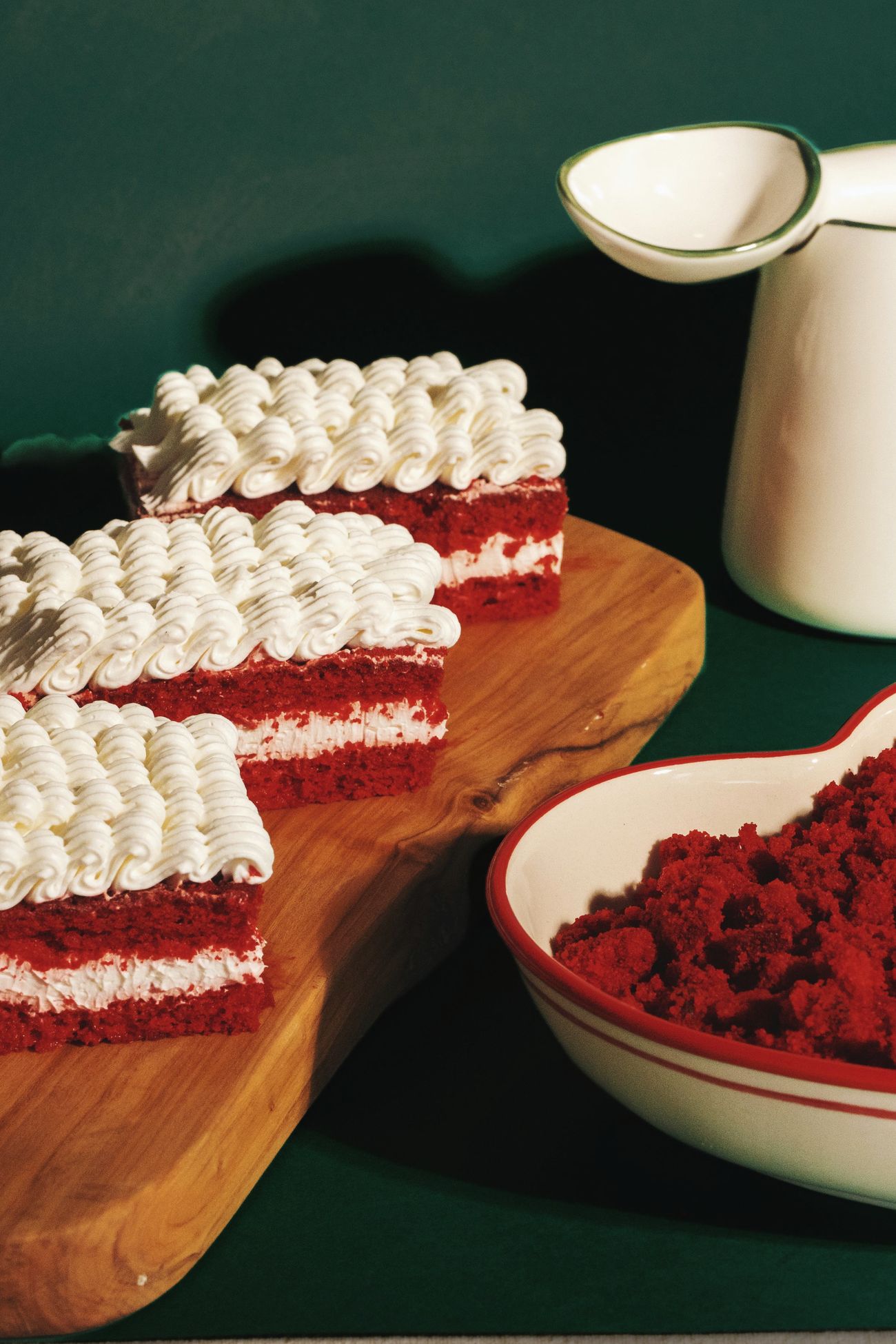 Fatias de red velvet numa tábua